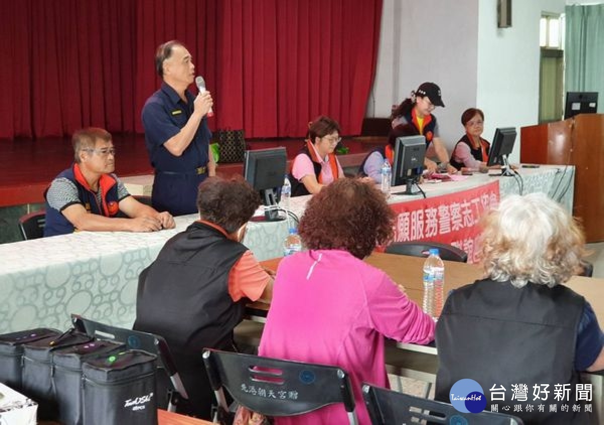 北港警分局慰勉警察志工服務辛勞，召開警政志工聯誼座談會，分享志願服務理念及經驗交流，分局長王立德率幹部與會探討「志工之樂」。