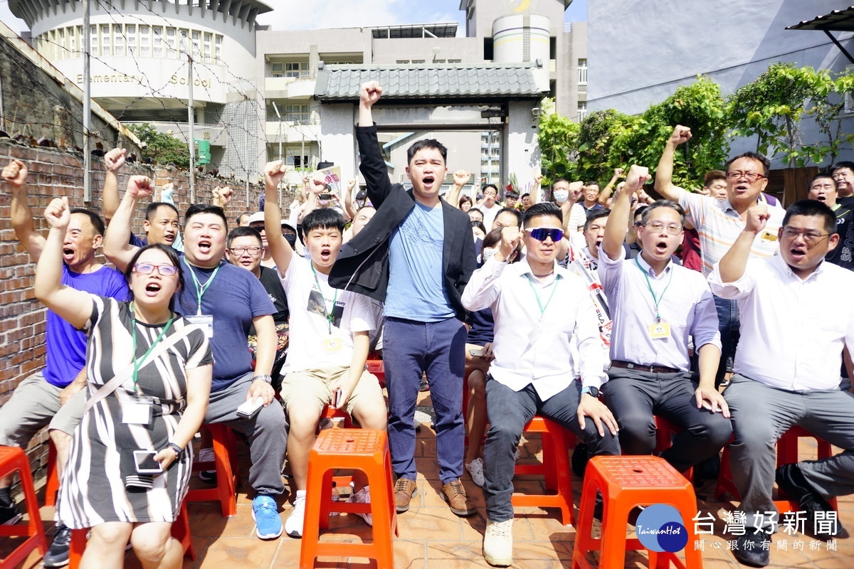 「罷免王浩宇總部」成立大會中，領銜人唐平榮與到場者高呼罷王口號。