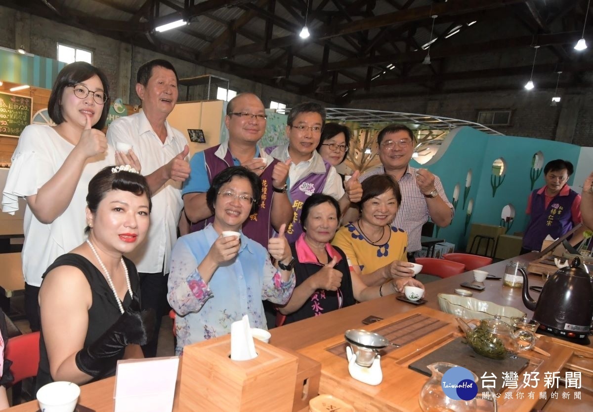 縣長王惠美品茗茉莉花茶,她說彰化縣茉莉花的生產以花壇鄉為最大宗,花壇鄉農會不斷地將茉莉花品牌化並朝進軍國際,選用精美包裝,訴求品牌與品質以行銷到國際。這次主打精緻的茉莉花香氛包裝,把大家傳統喜歡喝的烏龍茶、金萱茶加上茉莉花,品嘗起來帶有香味,喝起來有不同感受,歡迎大家多多選購。圖/記者鄧富珍攝
