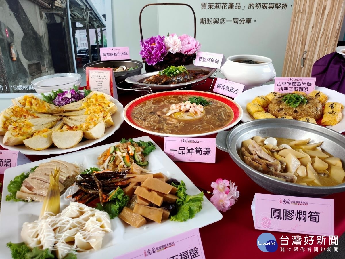 花壇鄉長顧勝敏(左)推薦在地竹筍系列大餐。圖/記者鄧富珍攝