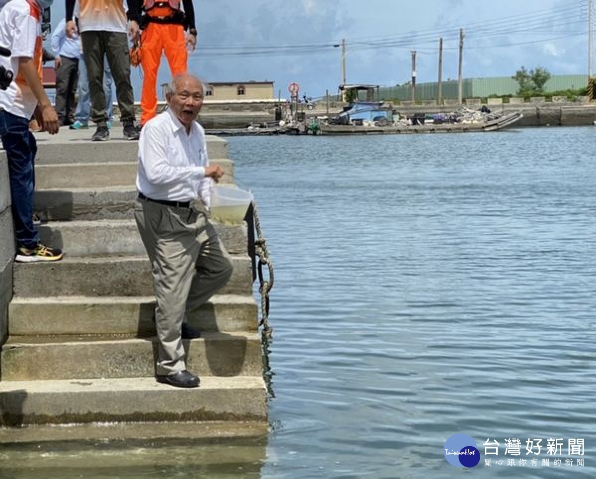 台塑企業為響應政府進行漁業資源復育，積極在麥寮工業區附近海域投入魚苗放流保育工作，以豐富當地漁業資源，提高在地漁民漁獲量。