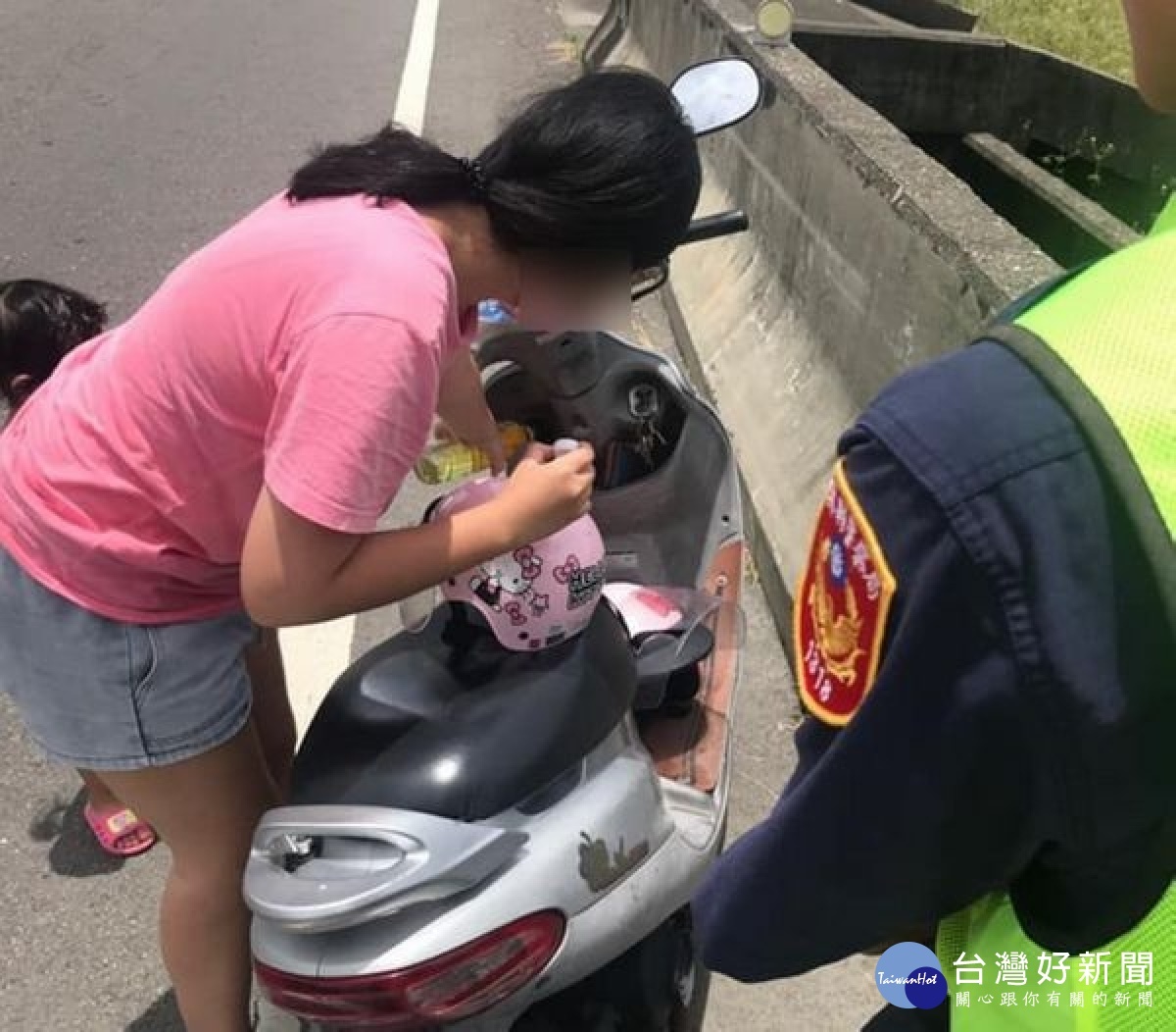 母女因機車沒油半路拋錨，而受困在烈日下，所幸臺西警方及時伸援化解危機，員警熱心為民服務的精神及作為，深獲肯定與讚許。