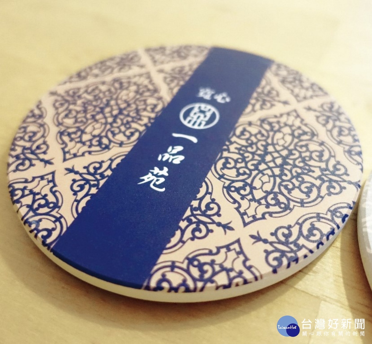南投公益園遊會活動協助三家公益團體義賣商品,隨機挑選,主辦單位將加贈寬心一品苑的精緻杯墊與活動限定提袋。(圖/記者賴淑禎攝)