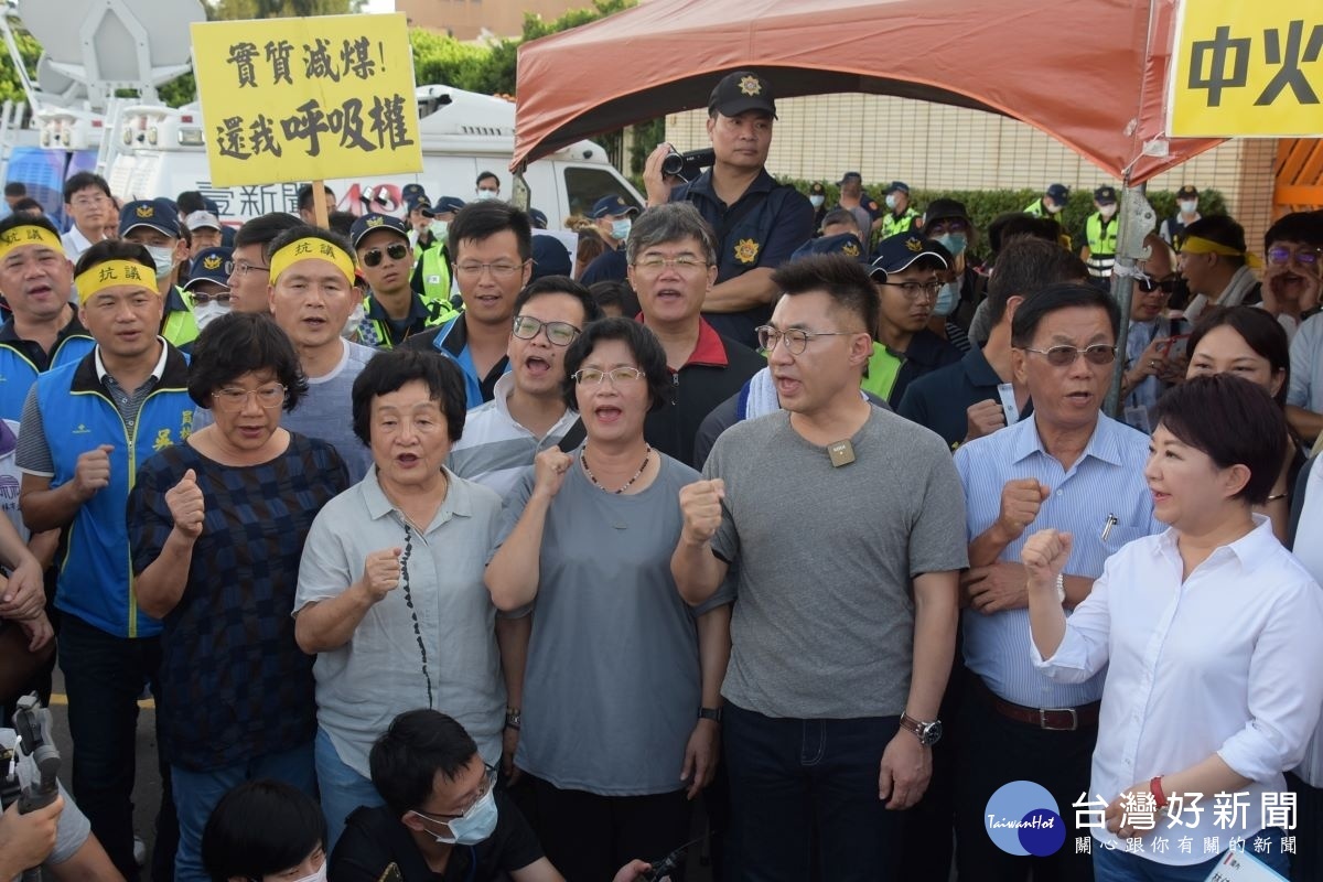 彰化縣長王惠美前往台電中火關心，表達反對立場。