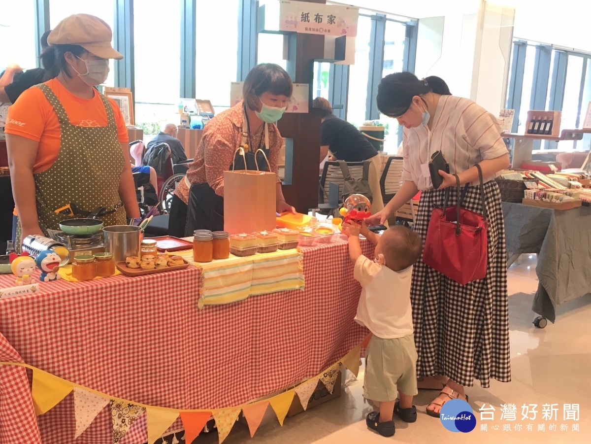 秀傳醫院舉辦「醫護加油樂」市集,台灣在地品牌應援相挺。