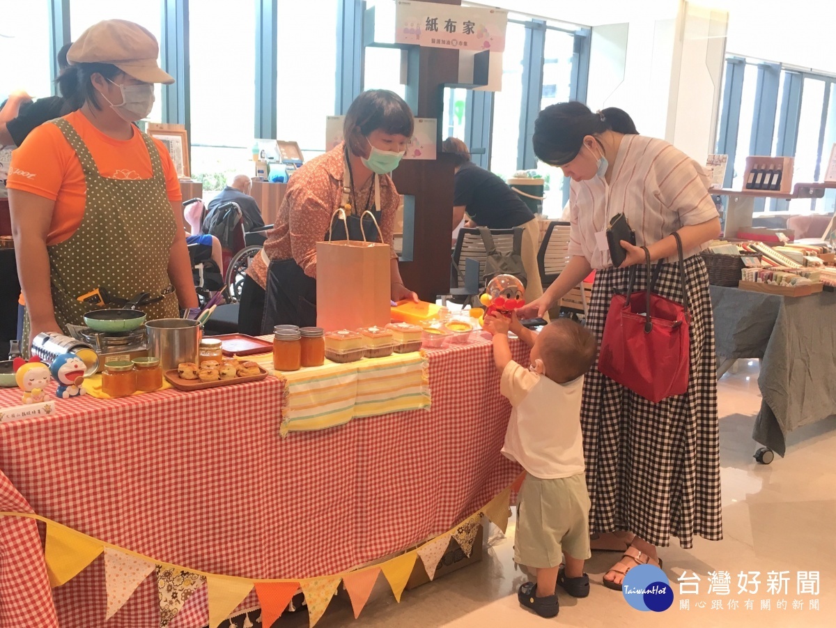 秀傳醫院舉辦「醫護加油樂」市集，台灣在地品牌應援相挺。