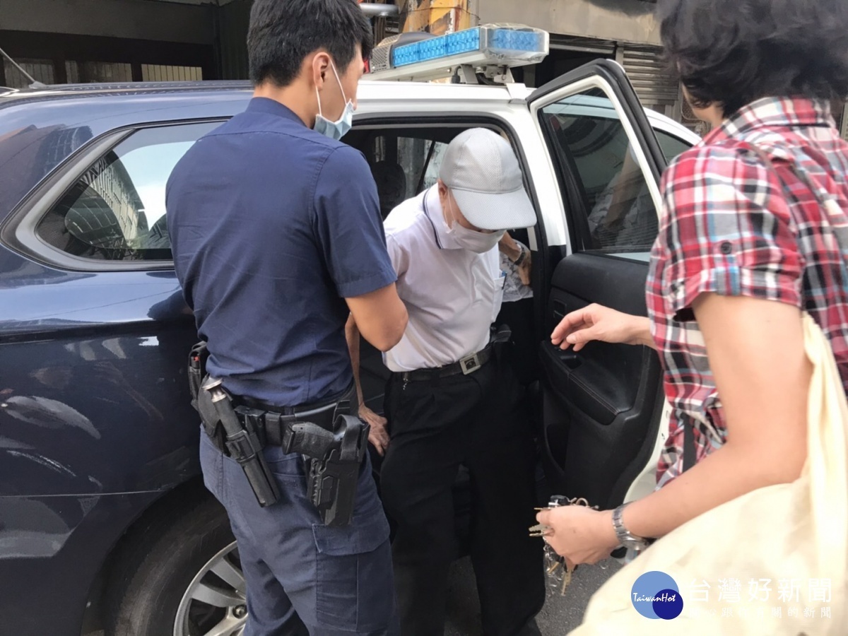 黃姓老翁疑因烈日酷曬導致身體不適暈倒在馬路上,經過警方的妥適照顧,老翁並無大礙。