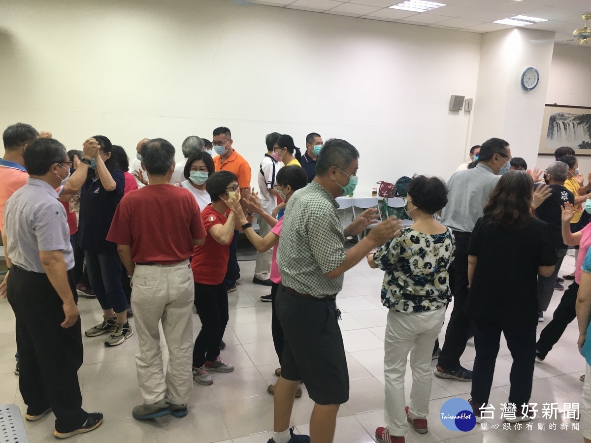 廖老師帶學員遊戲、討論等方式學習。(記者扶小萍攝)