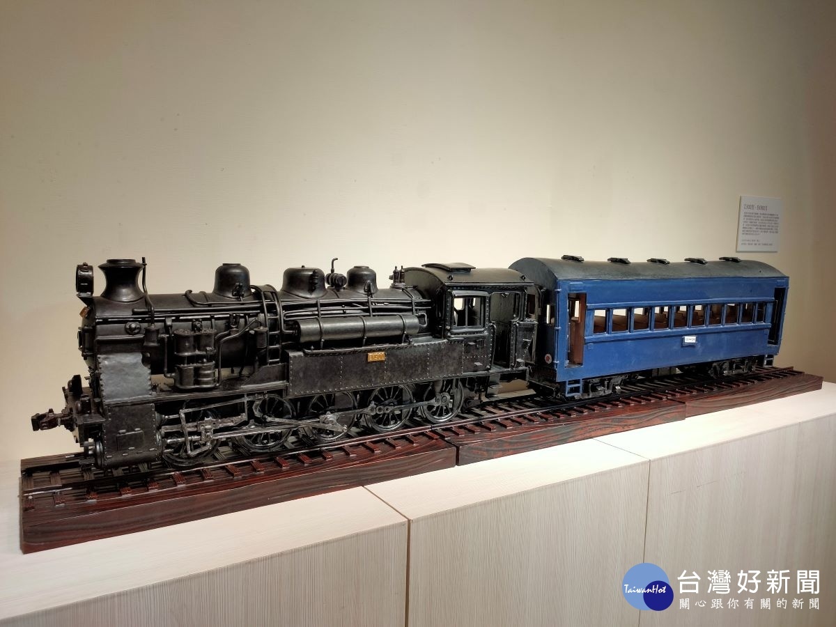 謝嘉亨陶藝創作展作品300型-EK900蒸汽火車，有五個動輪，是台灣蒸汽火車中，動輪最多的一款。圖／記者鄧富珍攝