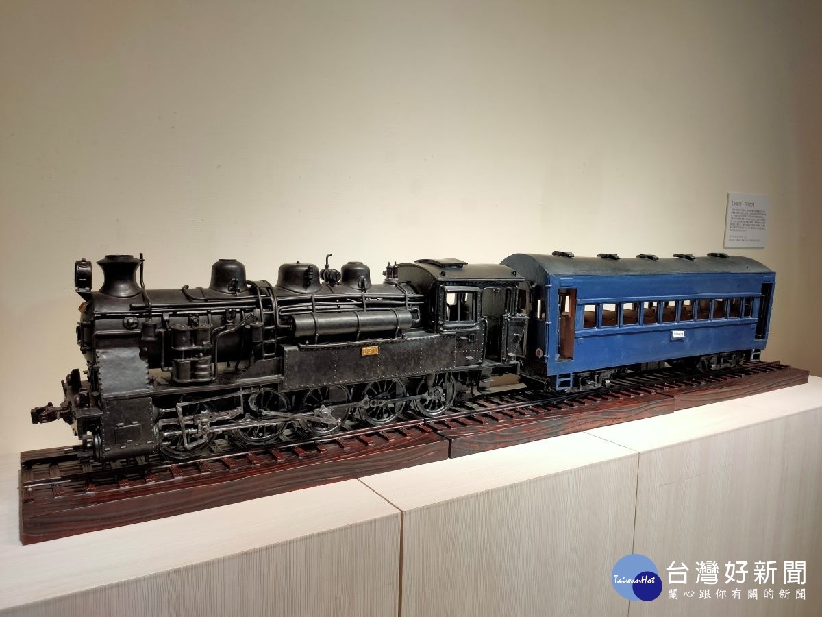 謝嘉亨陶藝創作展作品300型-EK900蒸汽火車,有五個動輪,是台灣蒸汽火車中,動輪最多的一款。圖/記者鄧富珍攝