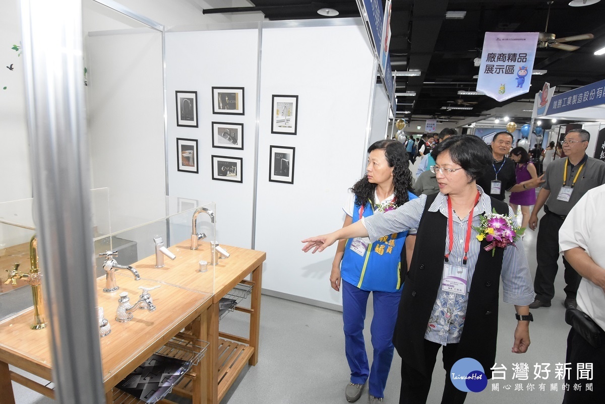 臺灣水五金產業中心揭牌後，縣長王惠美一行參觀展示場成果。