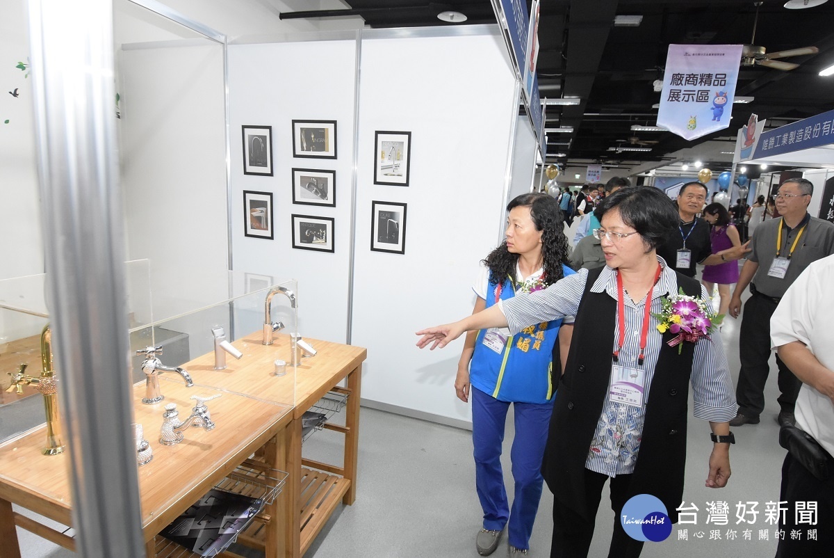 臺灣水五金產業中心揭牌後,縣長王惠美一行參觀展示場成果。