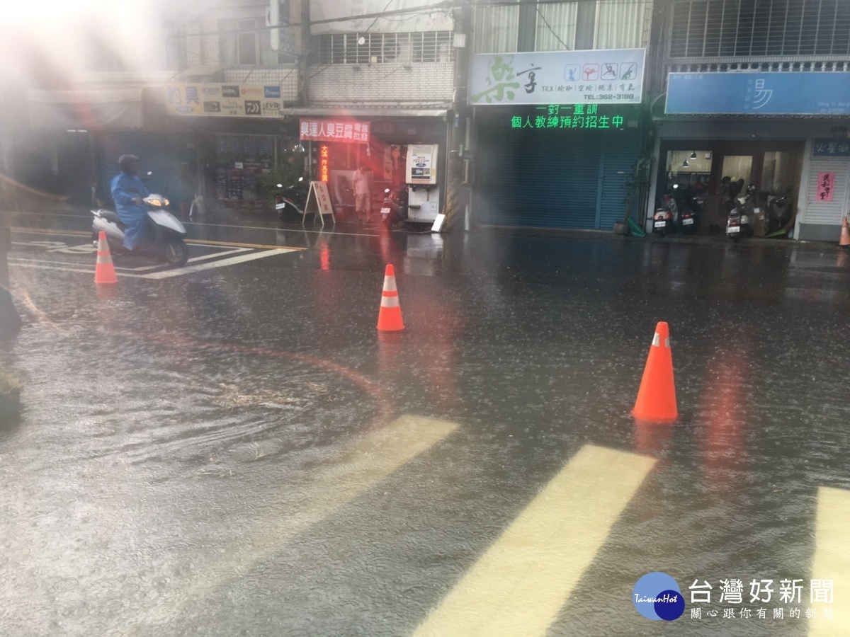 八德區部分路面積水，員警冒雨交管維護安全。