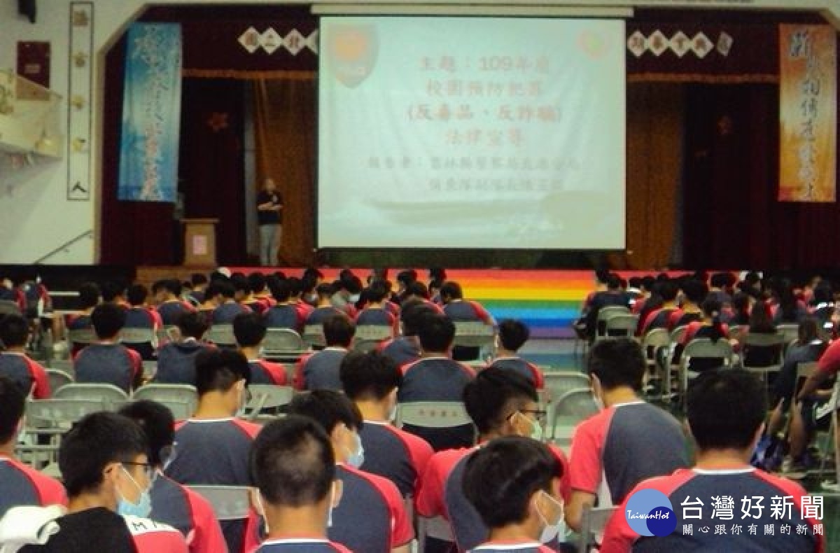 北港警分局偵查隊副隊長陳昱銘率員前往北港農工,藉由與學生的即時互動,提醒青春專案工作重點與青少年朋友暑期應注意事項,預防犯罪或被害發生。