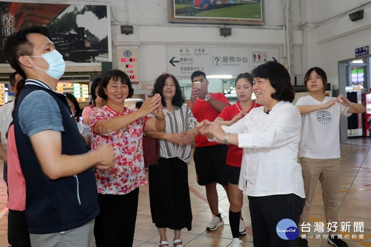為拍攝宣傳影片，嘉義市長黃敏惠與商家一起練習手語／嘉義市府提供