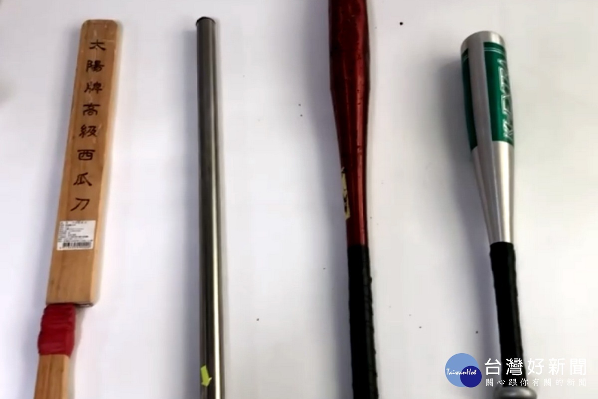 蘆竹警方起出犯案兇器西瓜刀1把以及鋁棒2支、鐵棒1支。