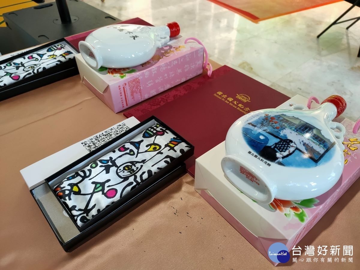 國父紀念館館藏巡迴展到彰化,館長梁永裴致贈彰化縣長王惠美孫中山紀念酒及周勿鼎銘集聯絲巾作為紀念。圖/記者鄧富珍攝