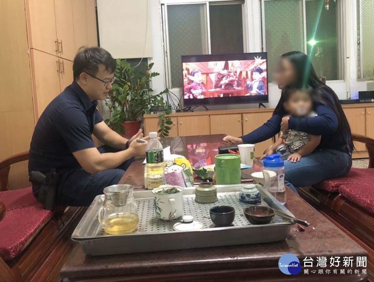 東勢所警員盧雨利雖未婚，但以多年的工作經驗及案例與失意婦女分享，讓女子心情恢復平靜，並同意讓員警載送母子平安返家，化解一場虛驚。