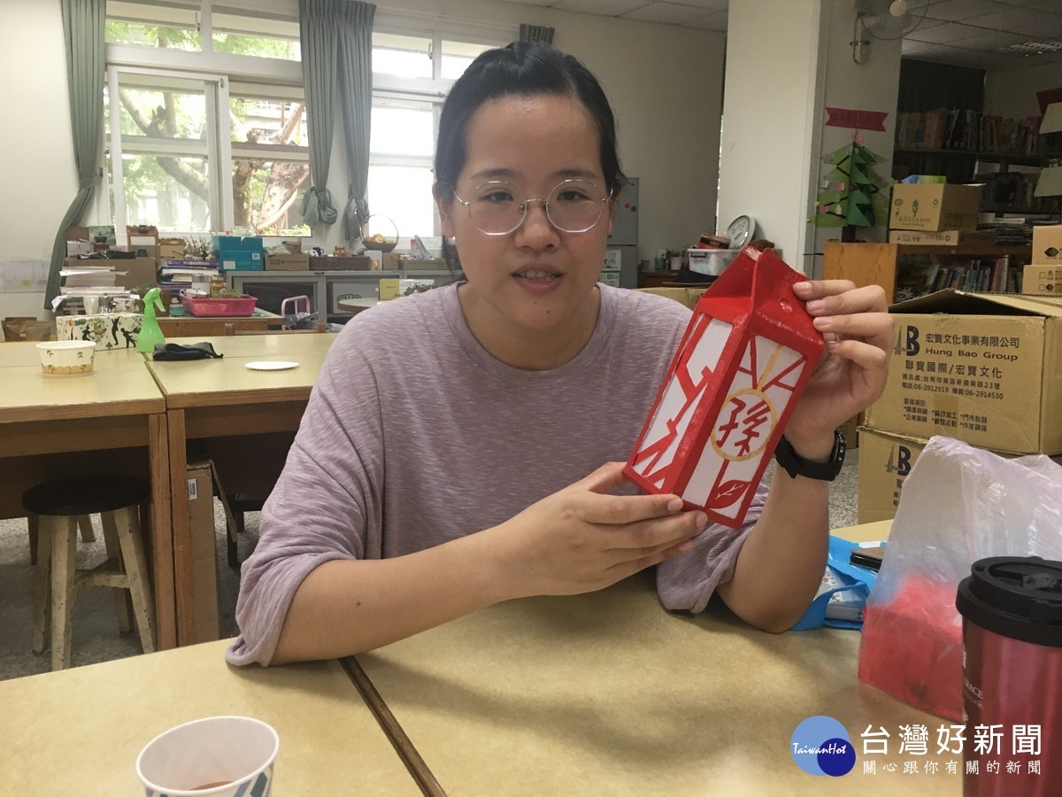 羅佩瑜老師讓同學自己發揮家族故事燈。(記者扶小萍攝)