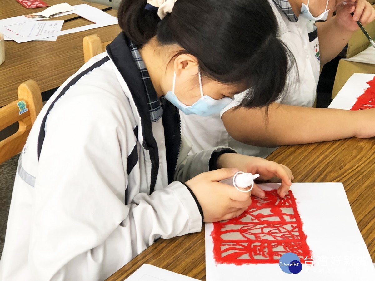 同學認真製作家徽燈。(羅佩瑜提供)