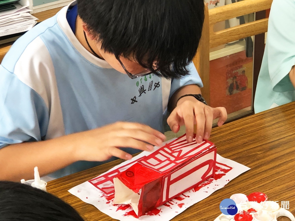 同學認真製作家徽燈。(羅佩瑜提供)