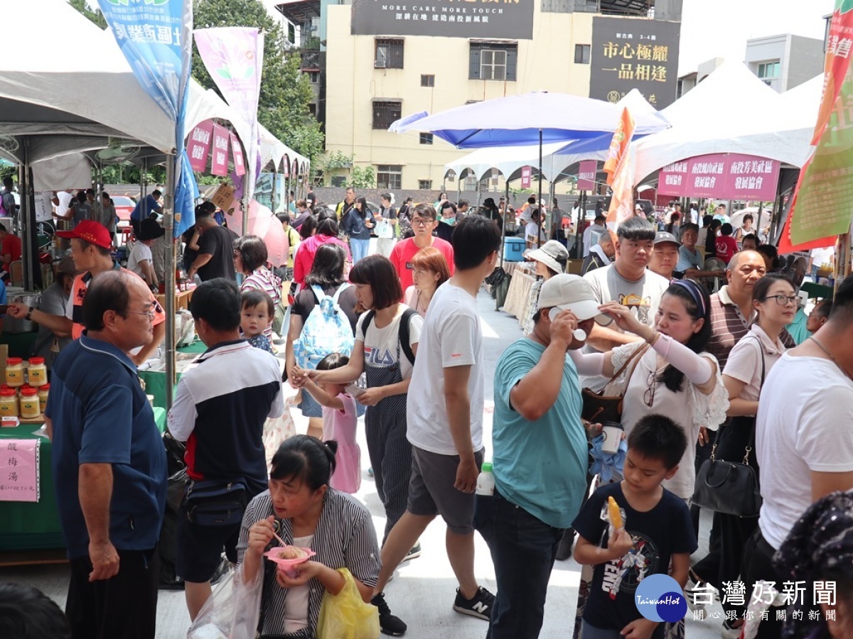 雖然天氣炎熱，還是吸引許多民眾參與寬心慈善園遊會。(圖/記者賴淑禎攝)