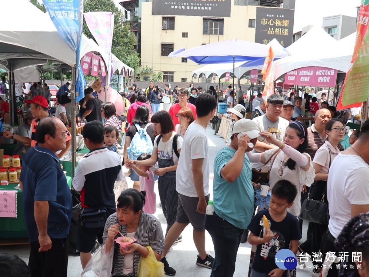 雖然天氣炎熱,還是吸引許多民眾參與寬心慈善園遊會。(圖/記者賴淑禎攝)