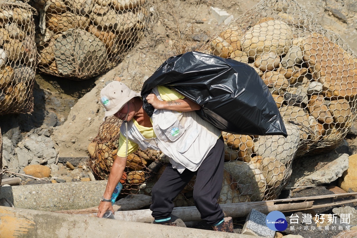 民眾熱烈響應淨灘活動清出1,863公斤的廢棄物。