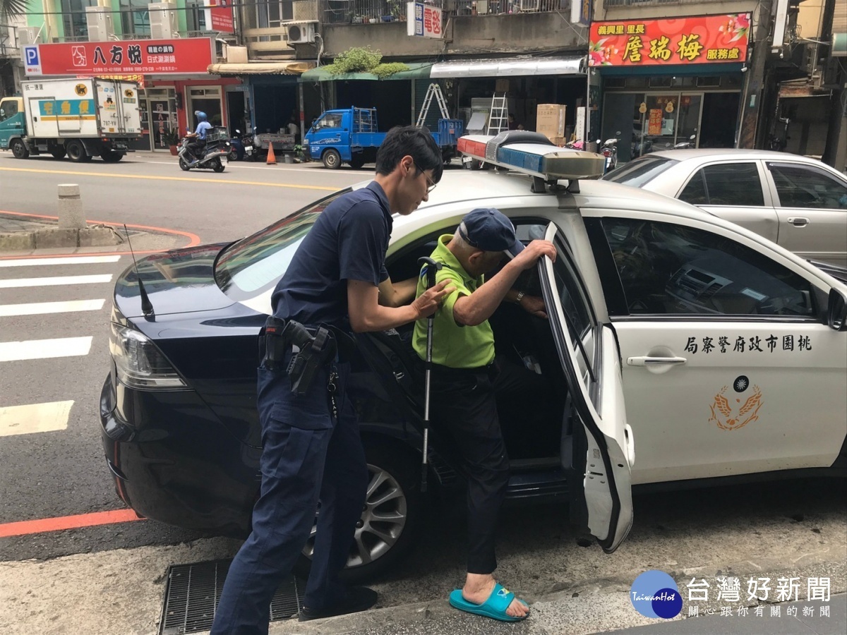 77歲老翁思親外出迷途,平鎮警熱心平安送達。