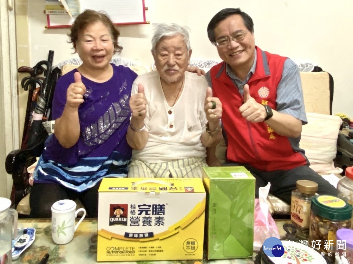 新北市榮服處長林火土於七七抗戰紀念日前夕,分別前往探視轄內曾參與作戰的老前輩嵇爺爺(96歲)、周爺爺(98歲)及龔爺爺(96歲)