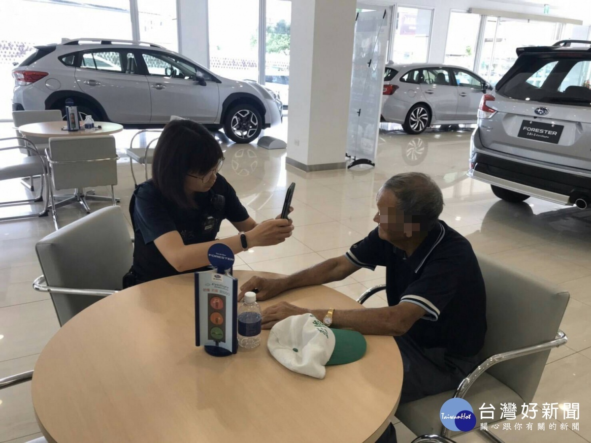 失智老翁徘徊街頭,暖心女警護送返家。