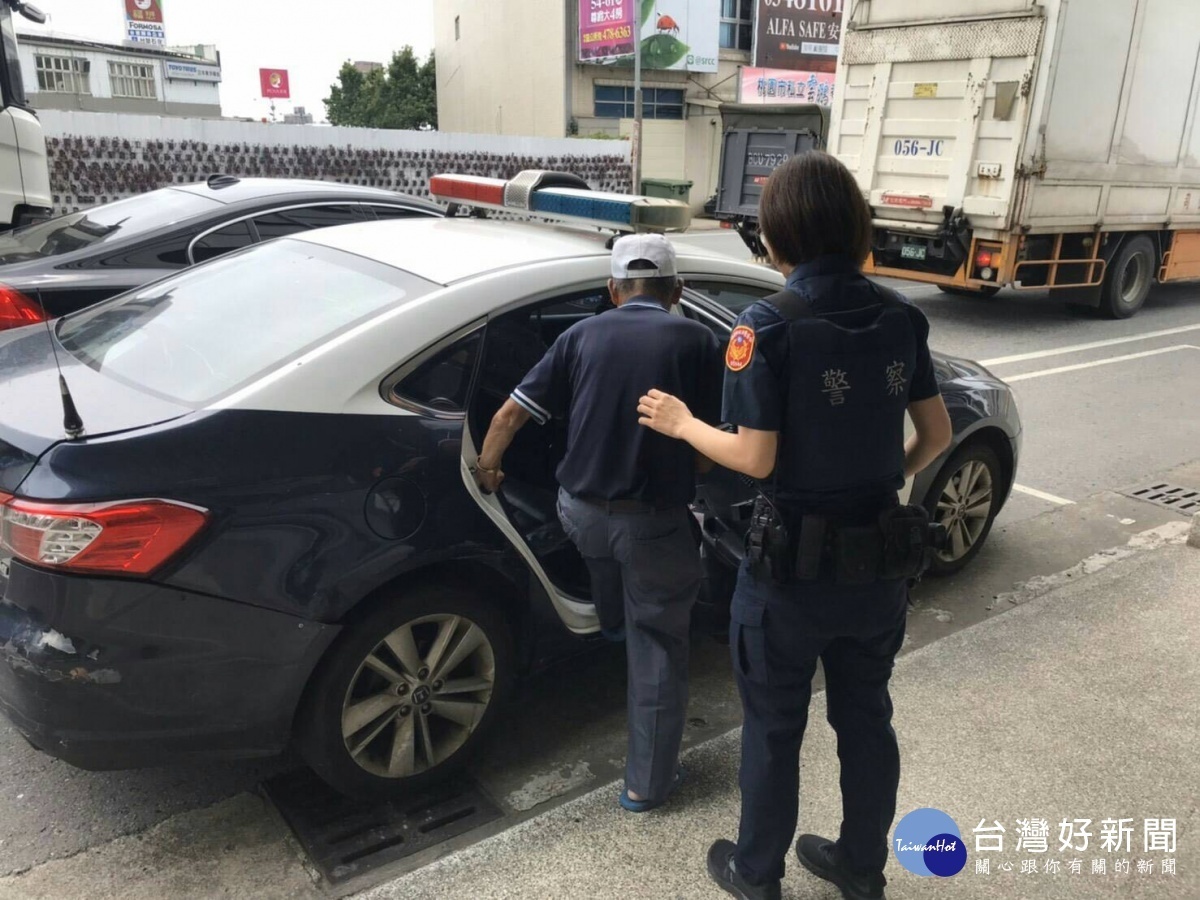 失智老翁徘徊街頭,暖心女警護送返家。