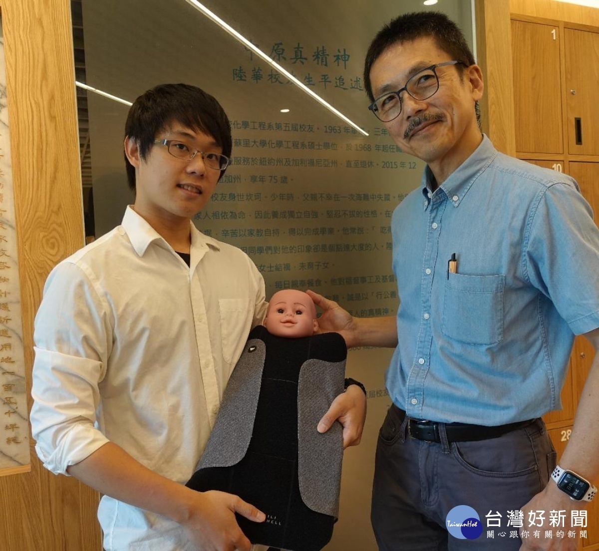 中原商設王暄文(左)在郭介誠老師指導下，以「小烏龜光療衣」獲新一代設計產學合作金獎。