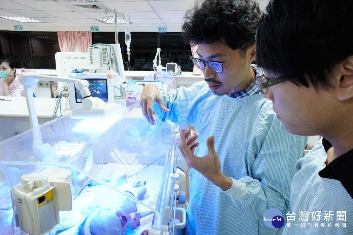 中原商設王暄文(右)為製作「小烏龜光療衣」，多次參訪新生兒診療室，諮詢專業意見。