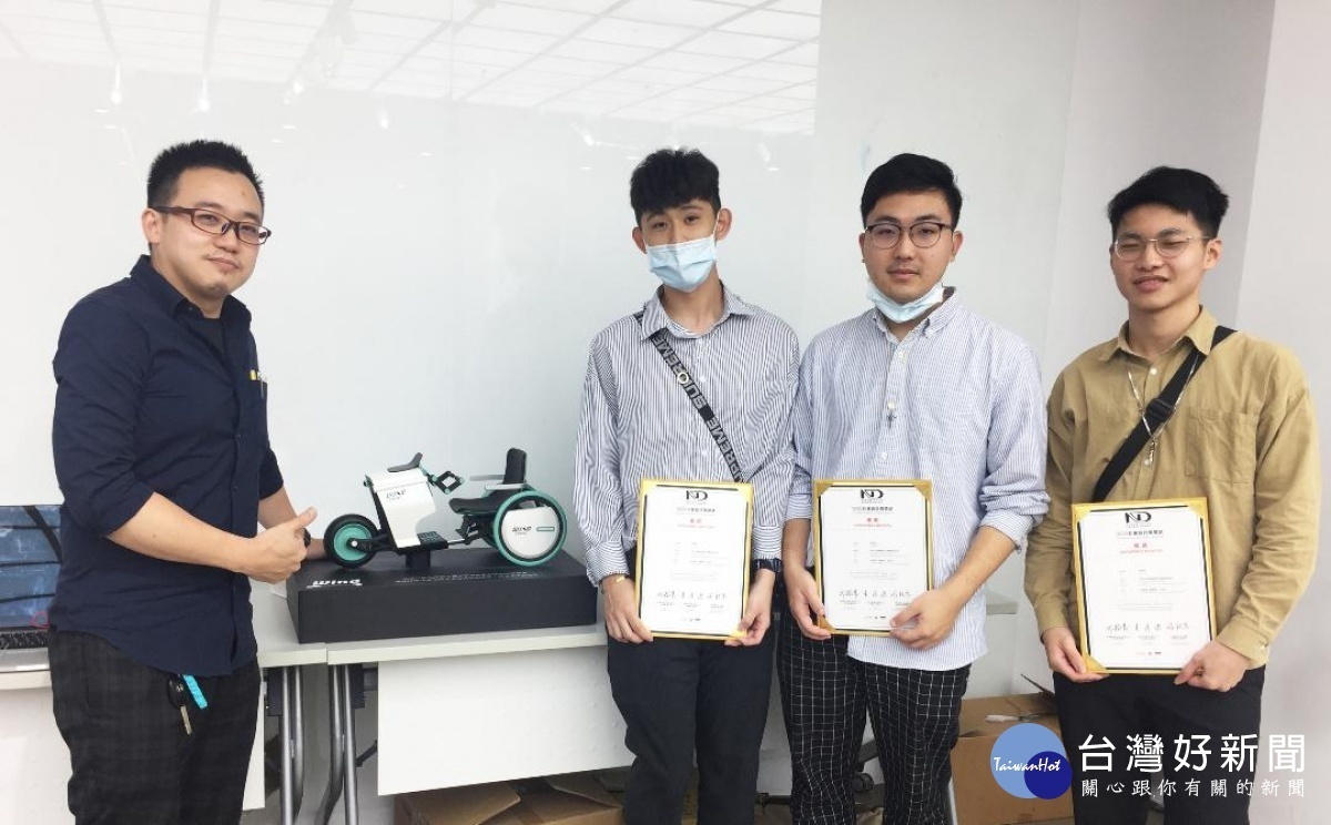 中原商設施昌甫老師(左)指導大一學生，為身障朋友設計拉風機車，獲「ND巨星設計獎」。