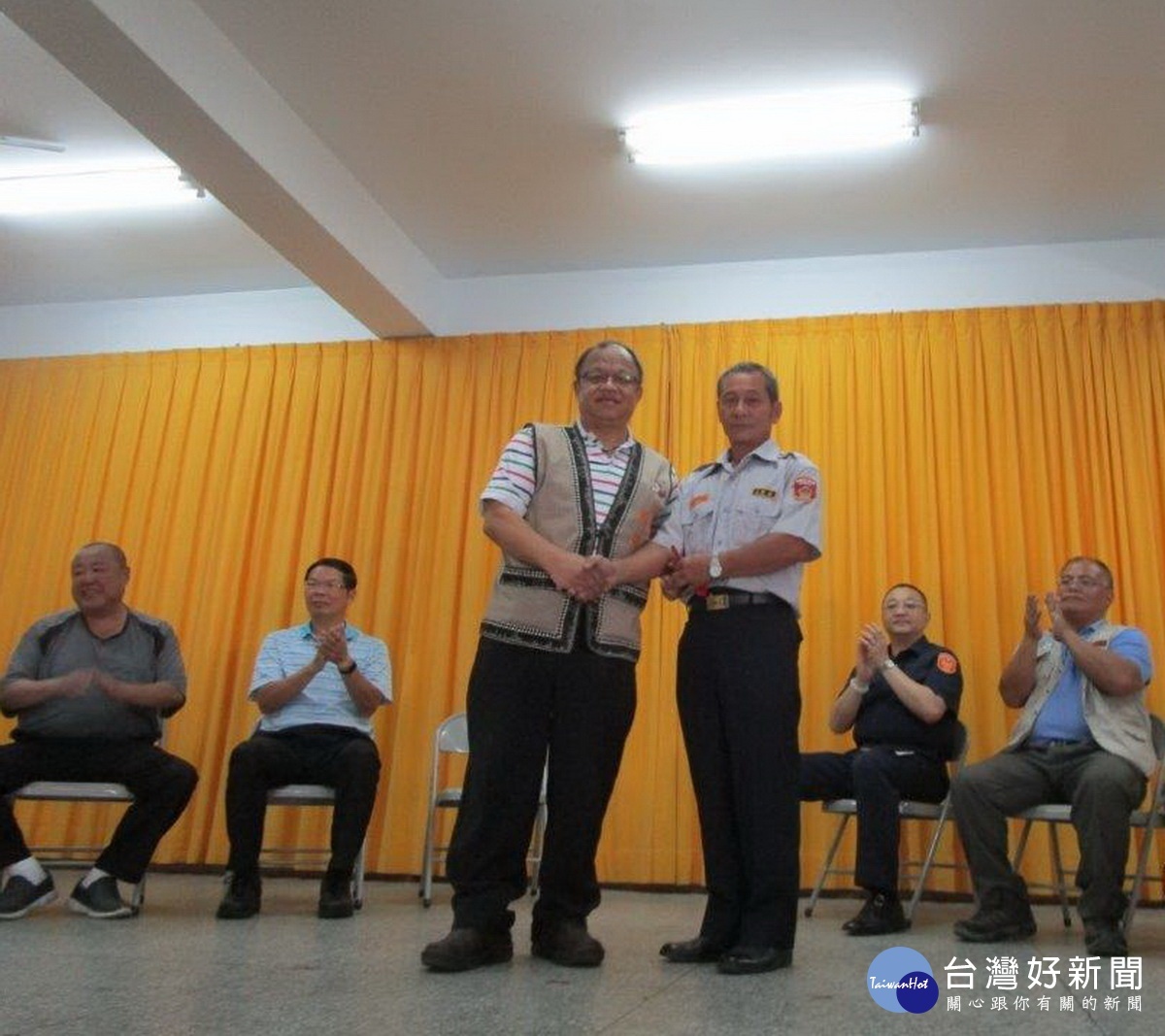 山警隊隊長胡錦龍贈獎勵金表揚績優山警。
