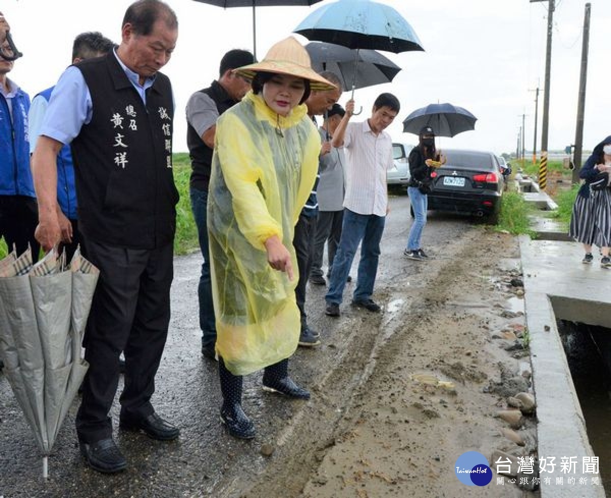 縣長張麗善與地政處長黃凱達及縣議員黃文祥、蔡孟真等會勘北港、口湖等多處農地重劃區，允諾將投入822萬元改善農水路，讓農民安心農作、農產運輸更便捷。