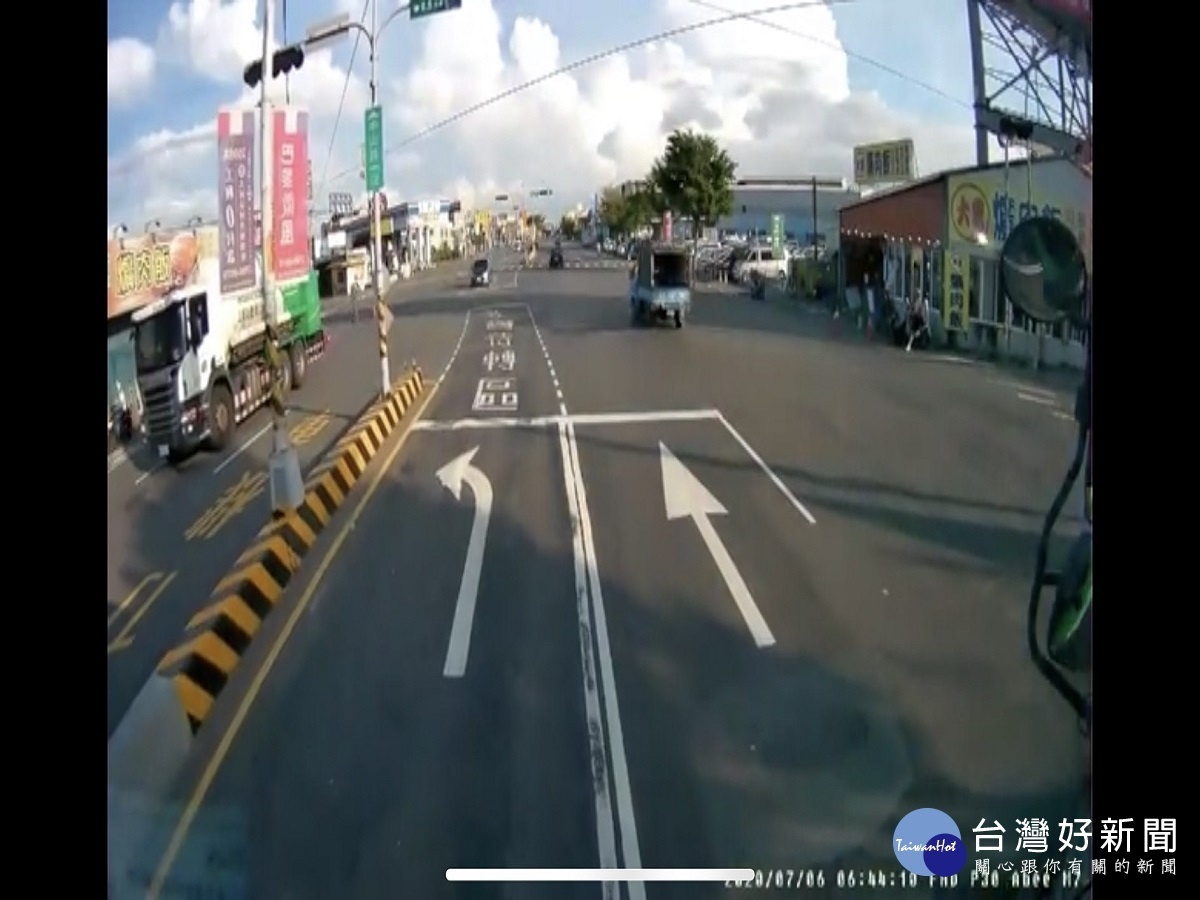 花壇鄉台一線發生死亡車禍 疑氣體槽車視線死角惹禍