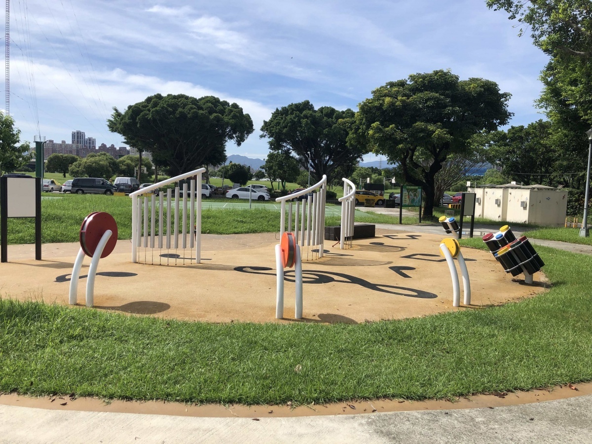 華中河濱公園遊戲場是一座以「音樂」為主題的共融式遊戲場(圖/台北市水利處提供)