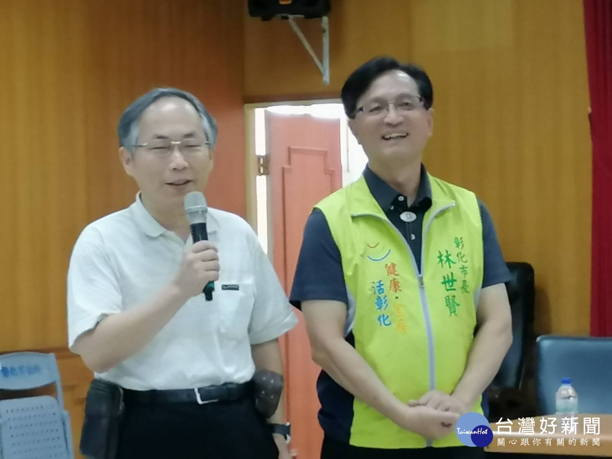 錢建文醫師致詞,右為彰化市長林世賢。