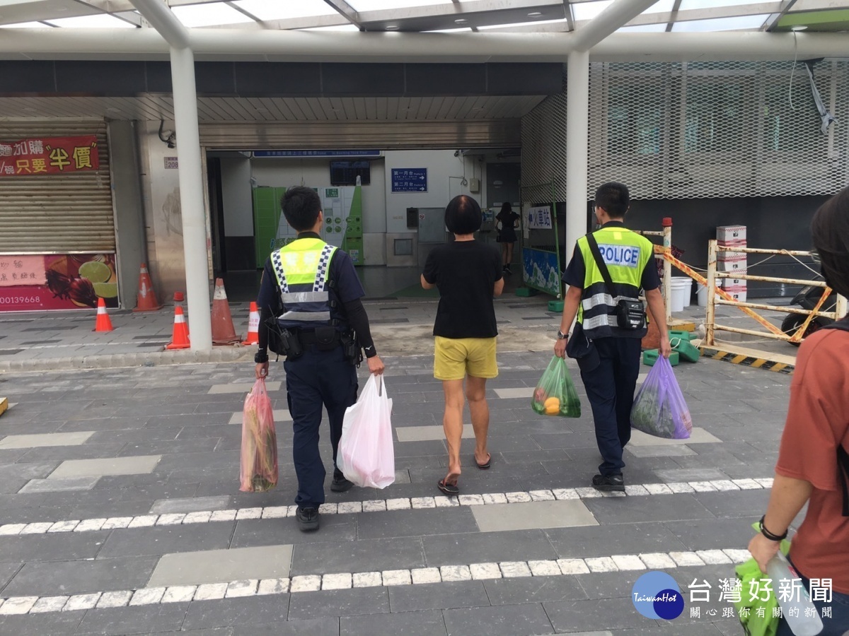 埔心婦人思女心切無力提物,楊梅分局草湳派出所警員伸出援手。