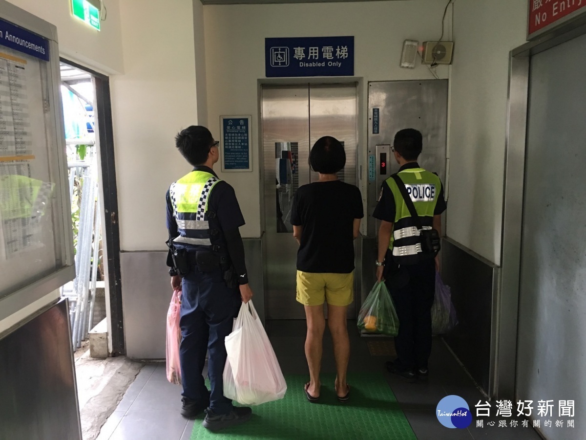 埔心婦人思女心切無力提物,楊梅分局草湳派出所警員伸出援手。