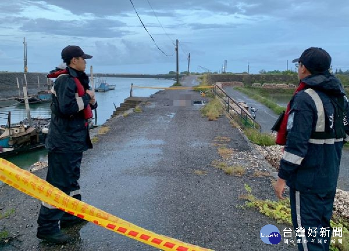 第四岸巡隊金湖安檢所獲報蚶子寮大排出海口北岸發現一具浮屍,海巡人員前往封鎖現場,並通報金湖派出所及口湖消防隊協處,死因仍有待進一步釐清。(記者陳昭宗翻攝)