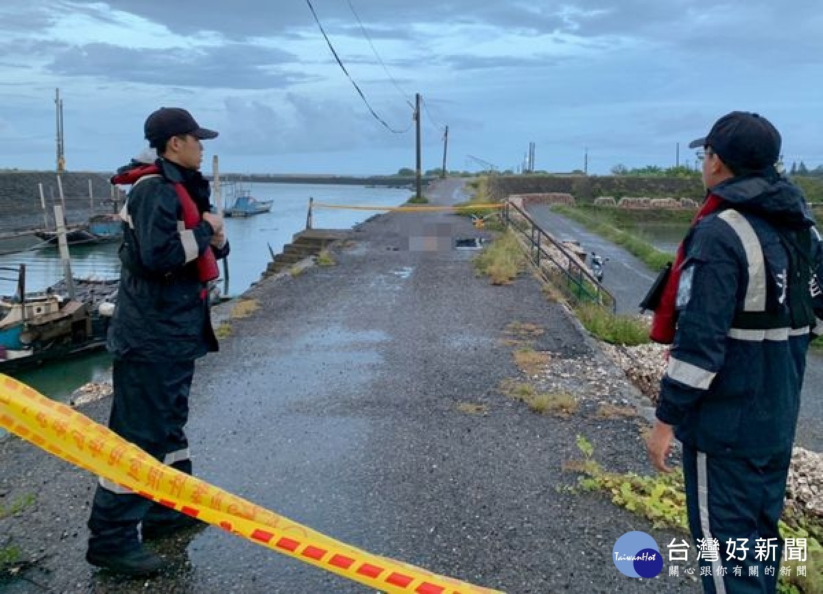 第四岸巡隊金湖安檢所獲報蚶子寮大排出海口北岸發現一具浮屍，海巡人員前往封鎖現場，並通報金湖派出所及口湖消防隊協處，死因仍有待進一步釐清。（記者陳昭宗翻攝）