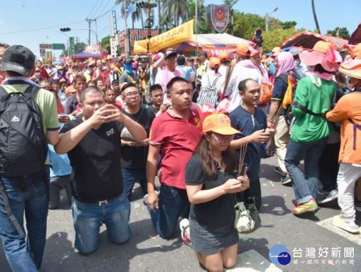 「白沙屯媽祖北港進香」活動伴隨大量人車潮，途經道路行車必定受阻，虎尾警分局動員警民力執行交通秩序指揮、疏導等勤務，籲請用路人配合改道。