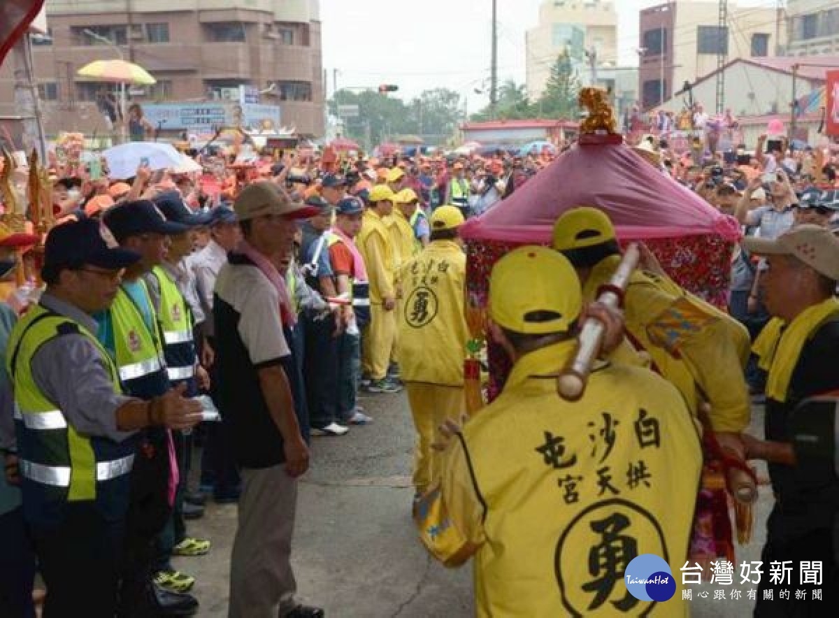 「白沙屯媽祖北港進香」活動伴隨大量人車潮，途經道路行車必定受阻，虎尾警分局動員警民力執行交通秩序指揮、疏導等勤務，籲請用路人配合改道。