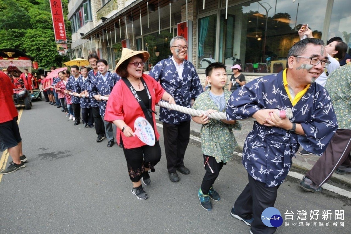 白河關子嶺火王爺巡山祭拉山車。