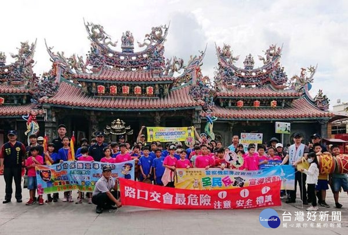 為保護兒童及青少年人身安全,台西分局長張文峰與麥寮國小校長顏木星等帶領花鼓隊走入社區與民眾近距離互動,宣導交通、婦幼安全及防詐騙、反毒等。