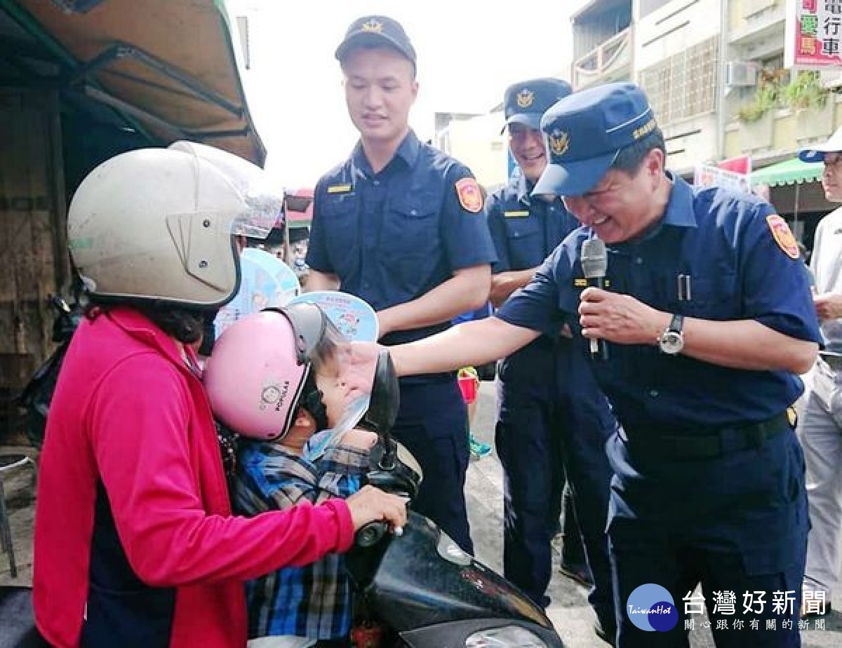 為保護兒童及青少年人身安全,台西分局長張文峰與麥寮國小校長顏木星等帶領花鼓隊走入社區與民眾近距離互動,宣導交通、婦幼安全及防詐騙、反毒等。