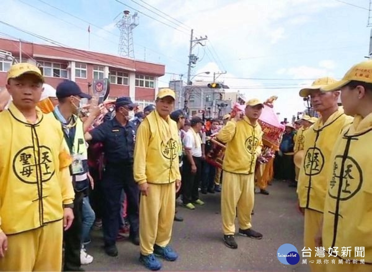 白沙屯媽祖進香隊伍抵達北港,沿途虔誠信眾爭相跪拜,人龍綿延數公里,副總統賴清德等人接駕陪行,警方動員交管維安。